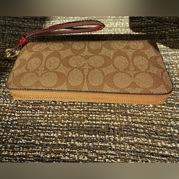 Coach x Peanuts Snoopy Patches Zip Around Accordion Wallet Wristlet - Picture 11 of 16